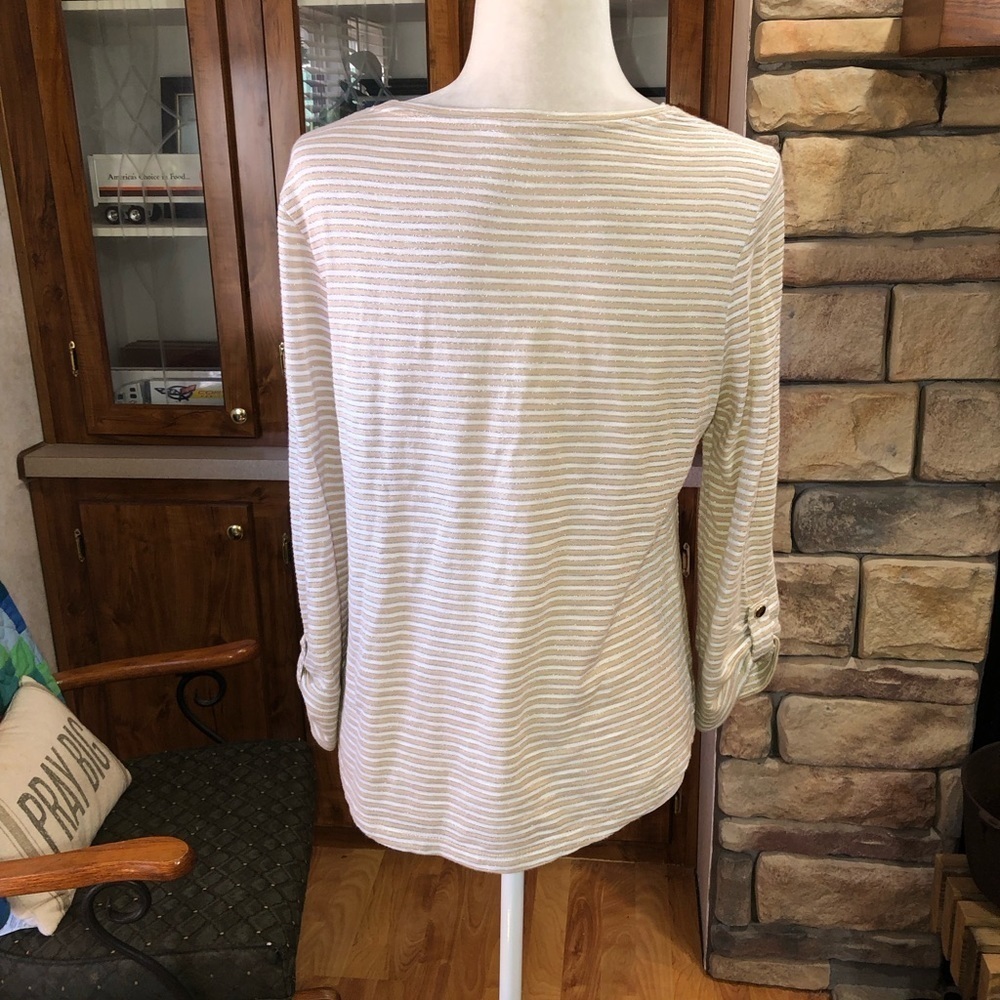 CHICOS SIZE 0 SIZE SMALL THE ULTIMATE TEE WITH METALLIC THREAD THRU TAN & WHITE - Picture 4 of 4